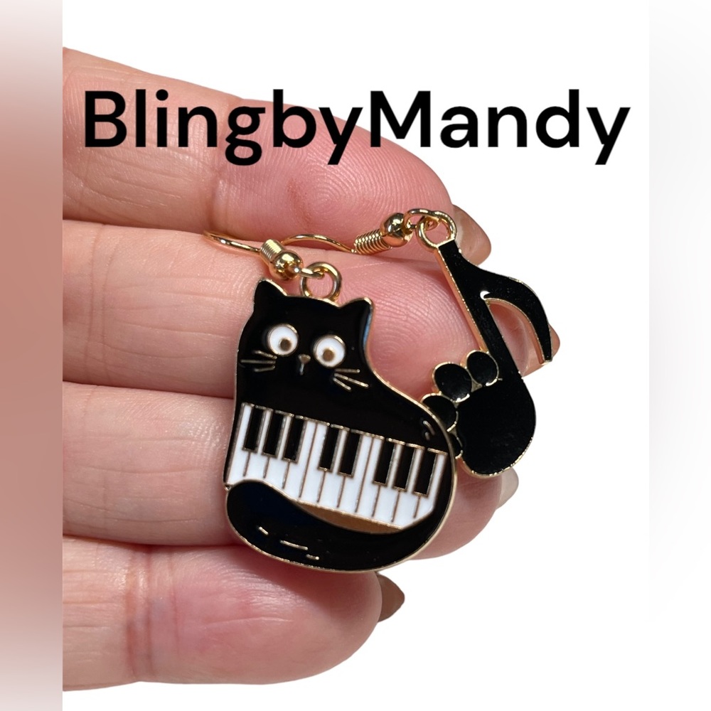 2/20 🐈‍⬛Cute mismatched Black cat with music/piano theme earrings-gold, pretty